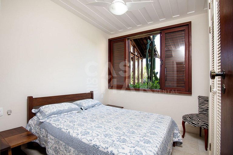 casa com quatro quartos, piscina, próxima à praia