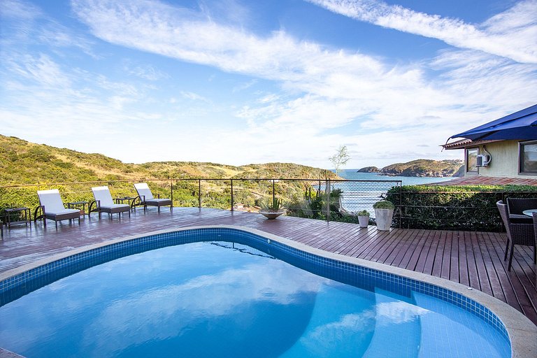 Casa com quatro suítes, sala de tv, piscina e churrasqueira.