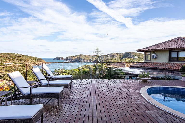 Casa com quatro suítes, sala de tv, piscina e churrasqueira.