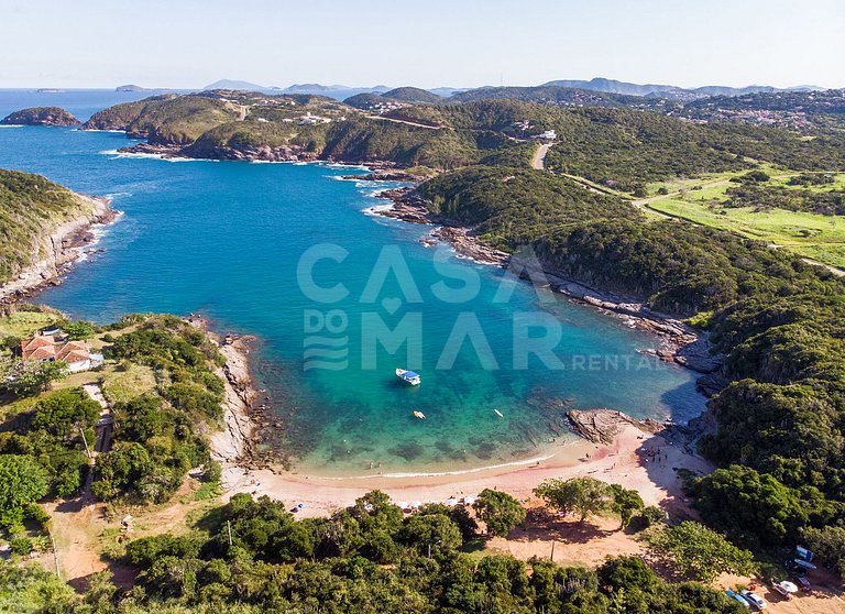 Casa com quatro suítes, sala de tv, piscina e churrasqueira.