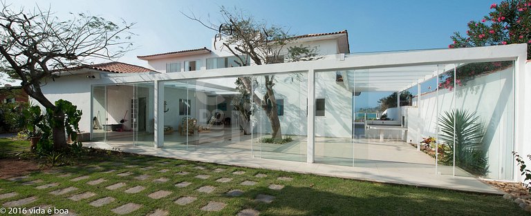 Beautiful house, with seven suites, standing on the sand of