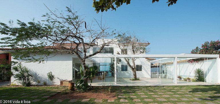Casa com sete suítes, frente mar, piscina e churrasqueira