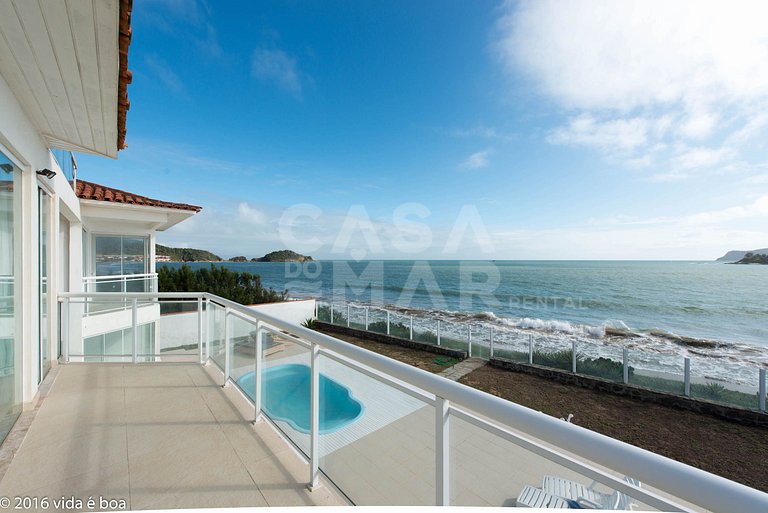 Casa com sete suítes, frente mar, piscina e churrasqueira