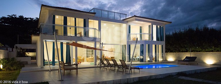 Beautiful house, with seven suites, standing on the sand of