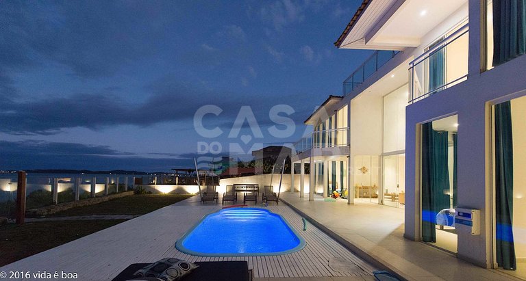 Beautiful house, with seven suites, standing on the sand of
