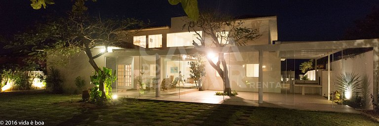 Casa com sete suítes, frente mar, piscina e churrasqueira