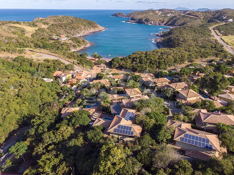 Casa com quatro suítes, sala de tv, piscina e churrasqueira.