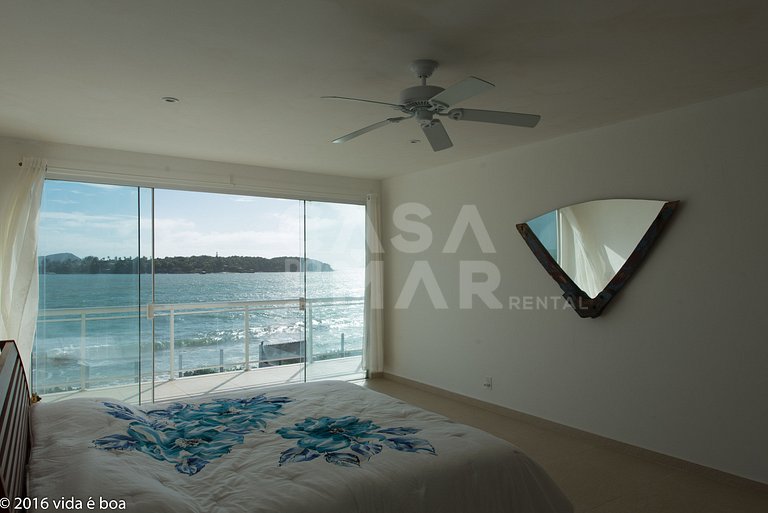 Beautiful house, with seven suites, standing on the sand of