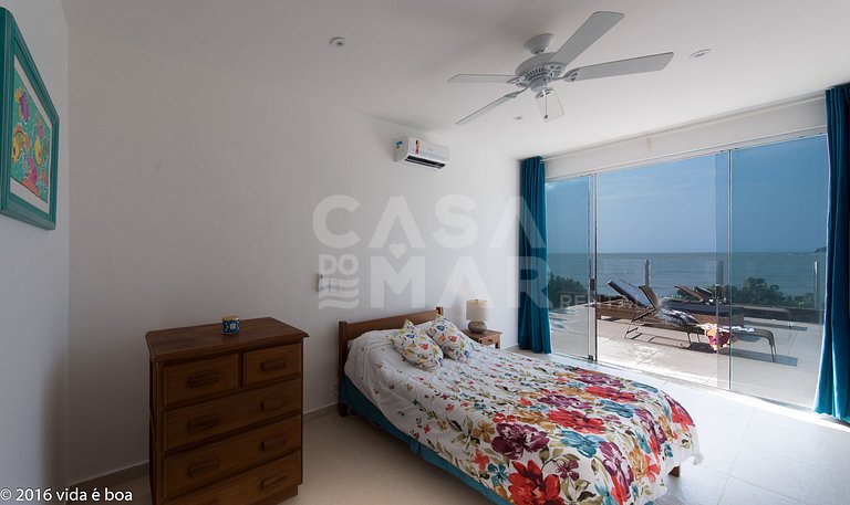 Beautiful house, with seven suites, standing on the sand of