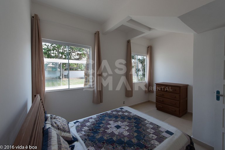 Casa com sete suítes, frente mar, piscina e churrasqueira