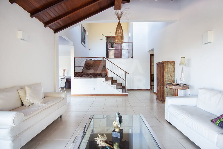 Casa com quatro suítes, sala de tv, piscina e churrasqueira.
