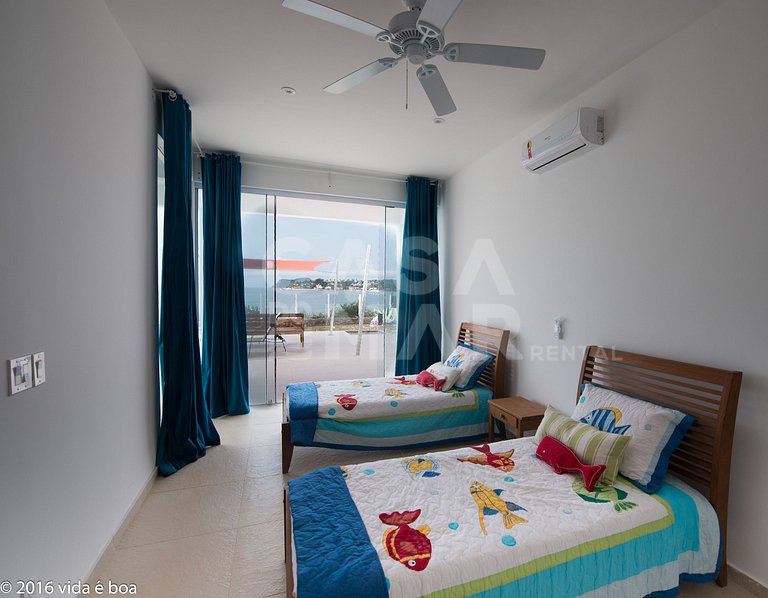Beautiful house, with seven suites, standing on the sand of