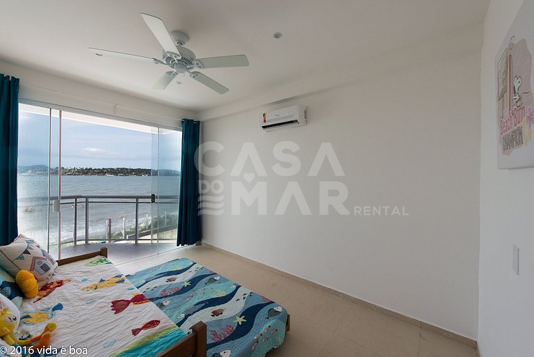 Casa com sete suítes, frente mar, piscina e churrasqueira