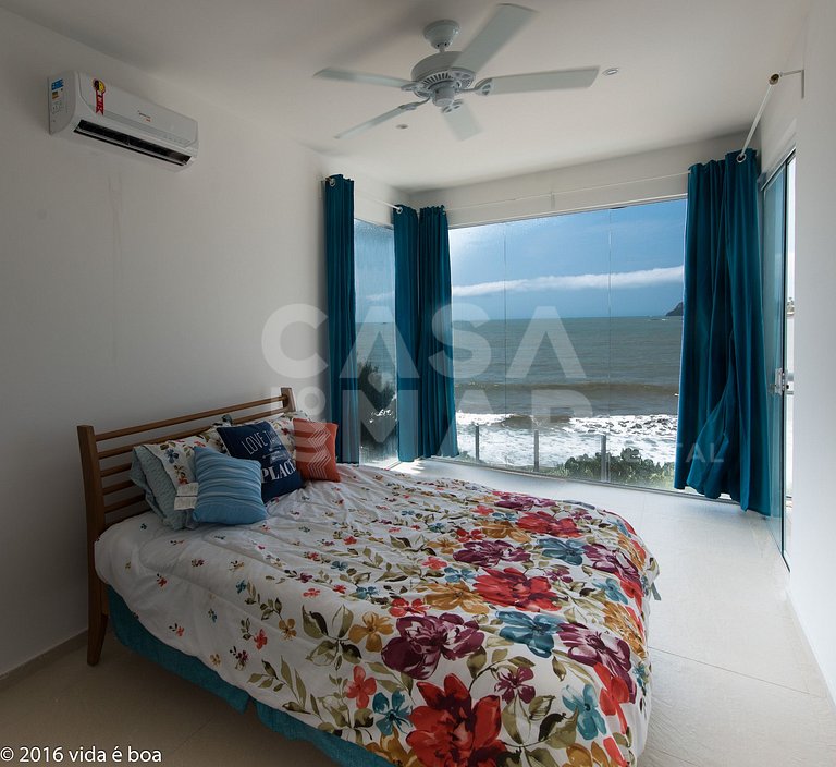 Casa com sete suítes, frente mar, piscina e churrasqueira