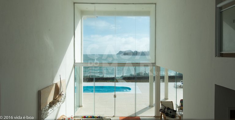Casa com sete suítes, frente mar, piscina e churrasqueira