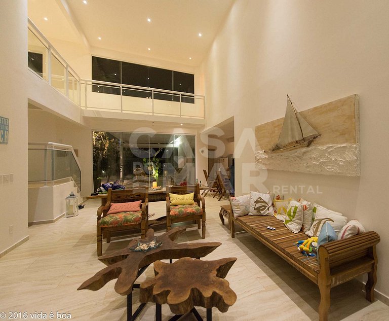 Casa com sete suítes, frente mar, piscina e churrasqueira