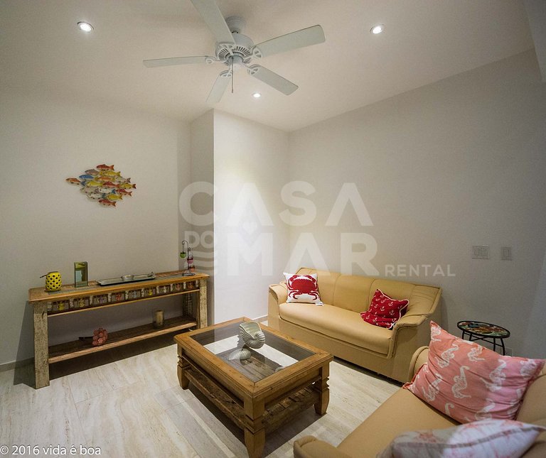 Casa com sete suítes, frente mar, piscina e churrasqueira
