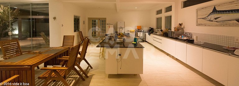 Beautiful house, with seven suites, standing on the sand of