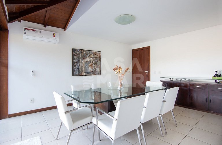 Casa com quatro suítes, sala de tv, piscina e churrasqueira.