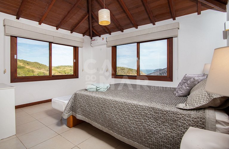 Casa com quatro suítes, sala de tv, piscina e churrasqueira.