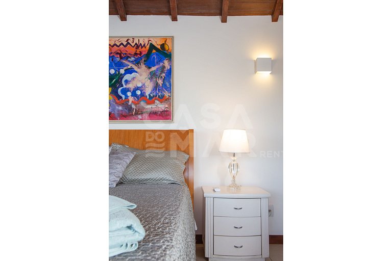 Casa com quatro suítes, sala de tv, piscina e churrasqueira.