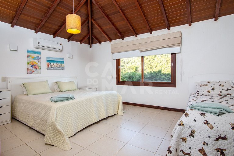 Casa com quatro suítes, sala de tv, piscina e churrasqueira.