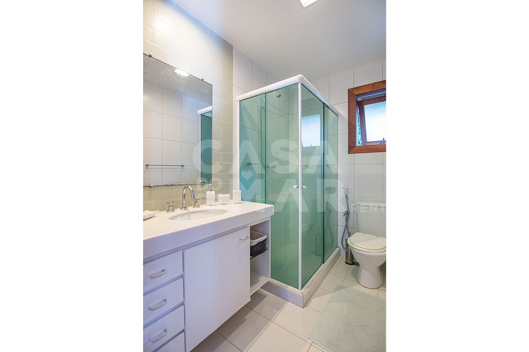 Casa com quatro suítes, sala de tv, piscina e churrasqueira.