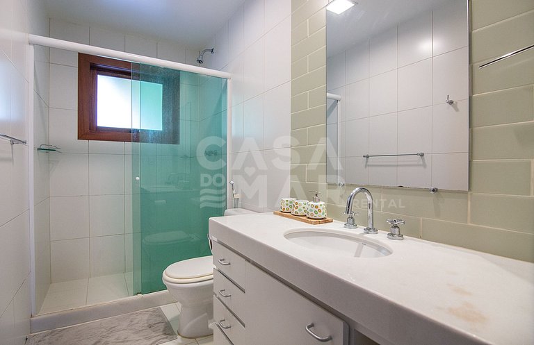 Casa com quatro suítes, sala de tv, piscina e churrasqueira.