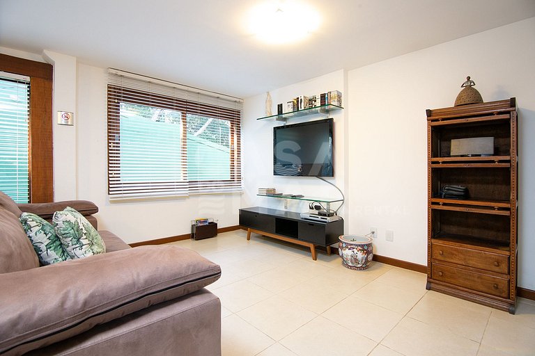 Casa com quatro suítes, sala de tv, piscina e churrasqueira.