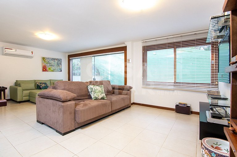 Casa com quatro suítes, sala de tv, piscina e churrasqueira.