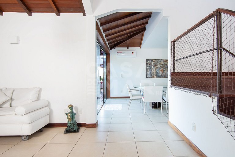 Casa com quatro suítes, sala de tv, piscina e churrasqueira.