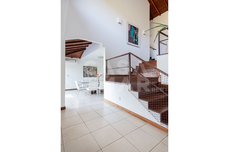 Casa com quatro suítes, sala de tv, piscina e churrasqueira.