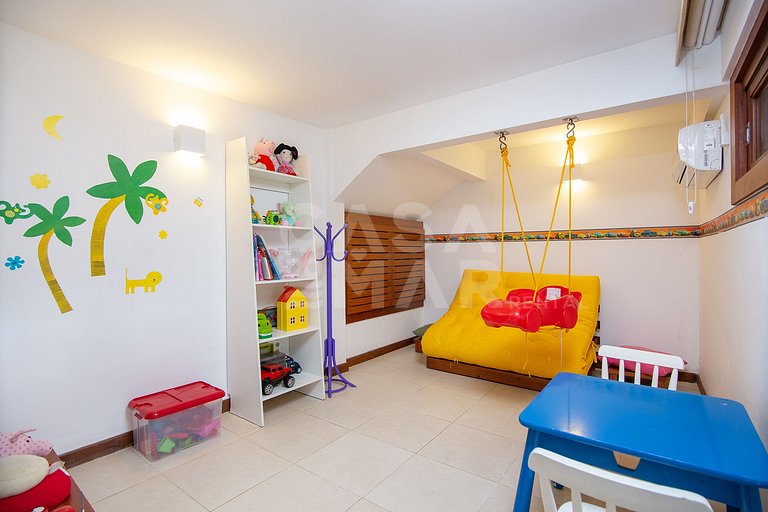 Casa com quatro suítes, sala de tv, piscina e churrasqueira.