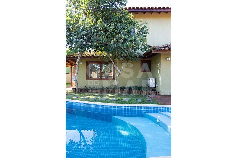 Casa com cinco suítes, praia do Forno, condomínio.