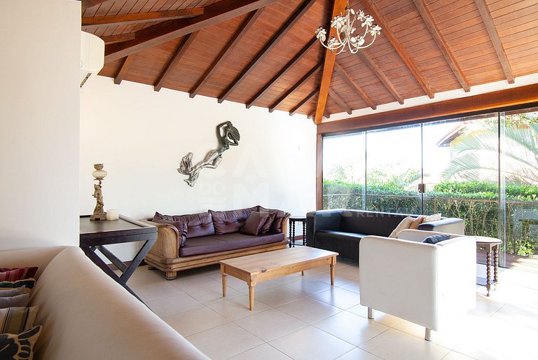 Casa com cinco suítes, praia do Forno, condomínio.