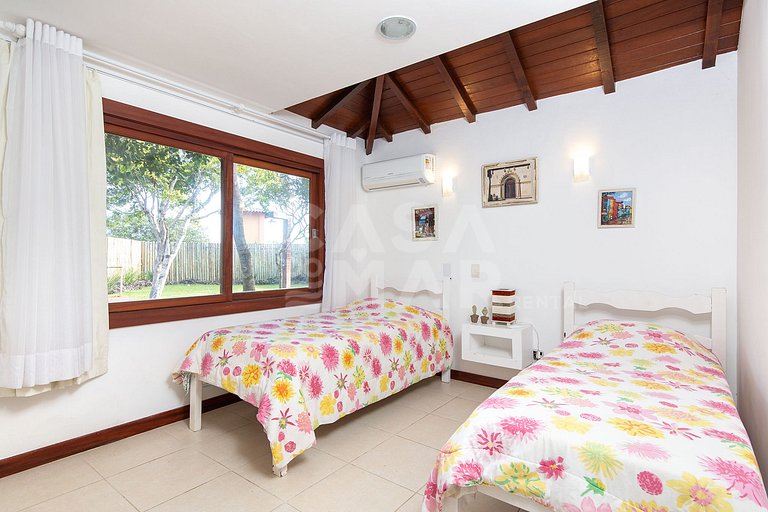 Casa com cinco suítes, praia do Forno, condomínio.