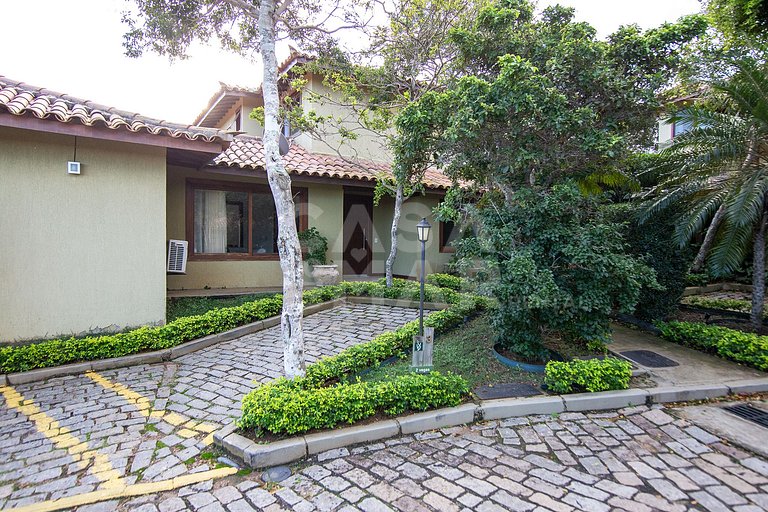 Casa com cinco suítes, praia do Forno, condomínio.