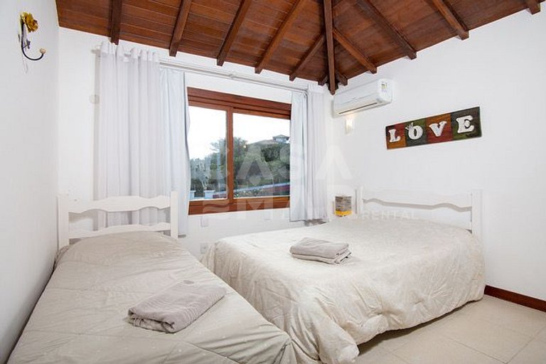 Casa com cinco suítes, praia do Forno, condomínio.