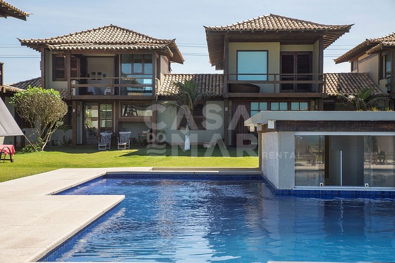 Linda casa com quatro quartos, em condomínio, de frente para