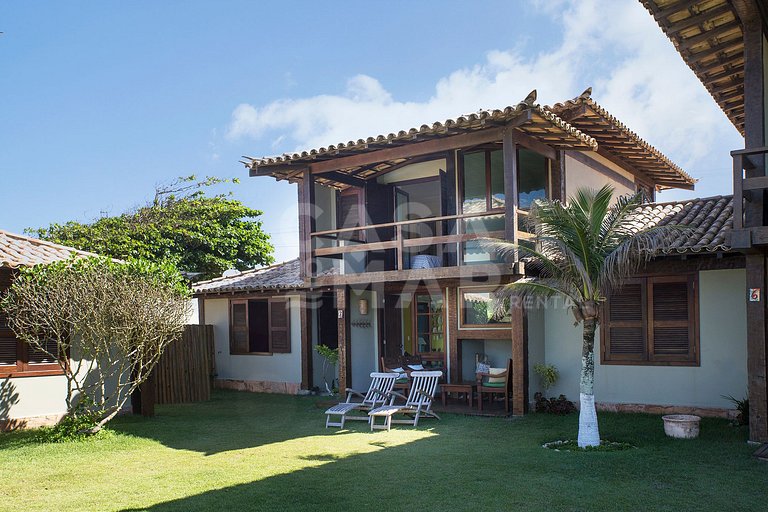 Linda casa com quatro quartos, de frente para o mar