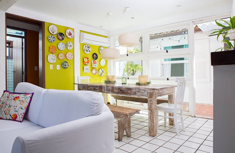 Linda casa com quatro quartos, de frente para o mar