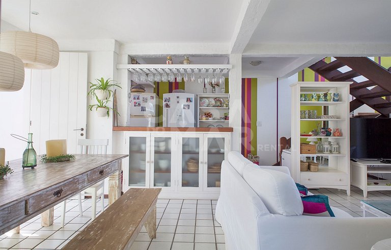 Linda casa com quatro quartos, em condomínio, de frente para