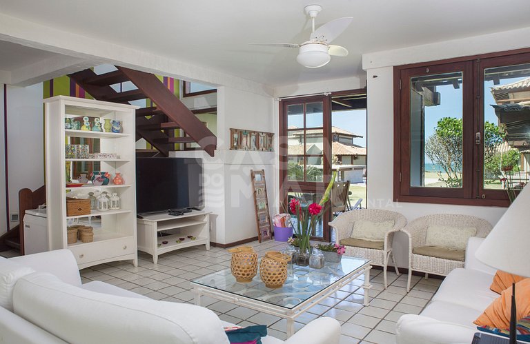 Linda casa com quatro quartos, de frente para o mar