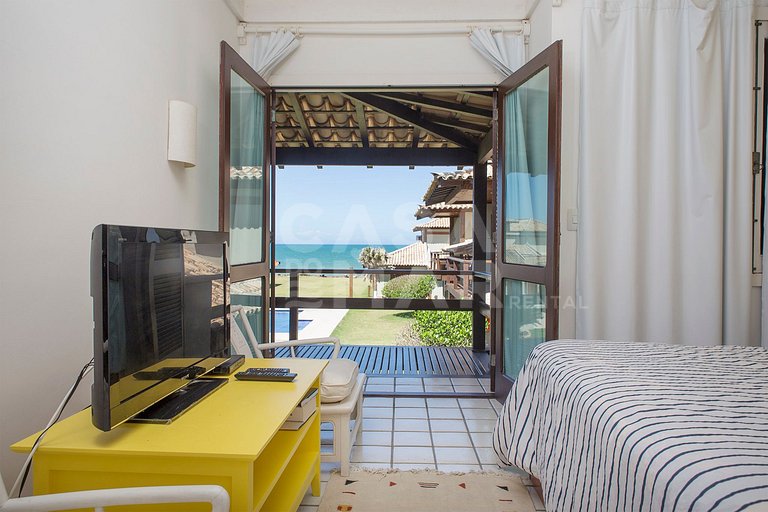 Linda casa com quatro quartos, de frente para o mar