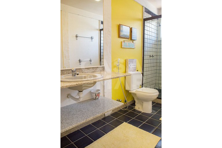Beautiful house with four bedrooms, in a condominium, facing