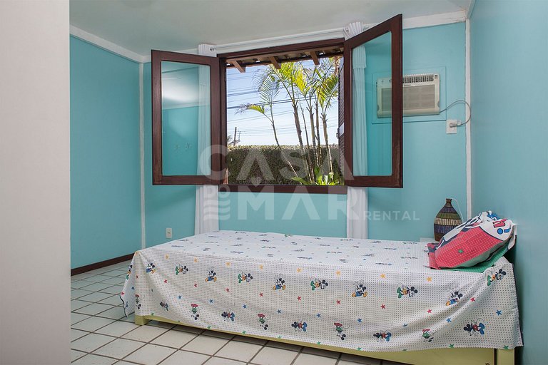 Linda casa com quatro quartos, de frente para o mar