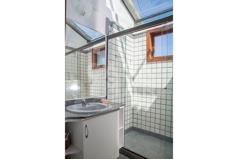 Beautiful house with four bedrooms, in a condominium, facing