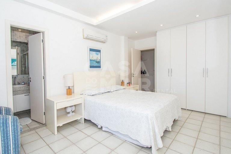 Casa com sete suítes, praia privativa com lancha