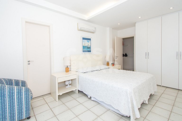 Casa com sete suítes, praia privativa com lancha