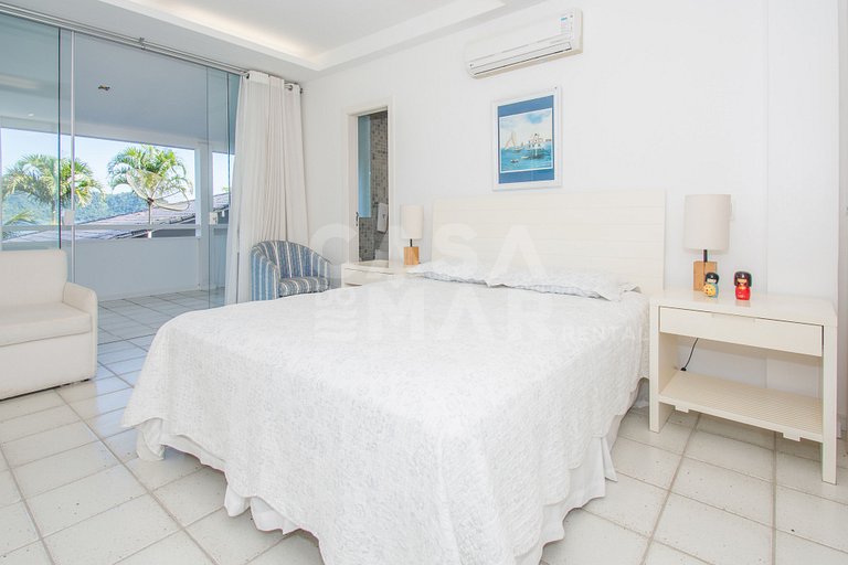 Casa com sete suítes, praia privativa com lancha